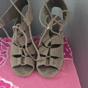 Elegant Lace-Up Sandals in Tan